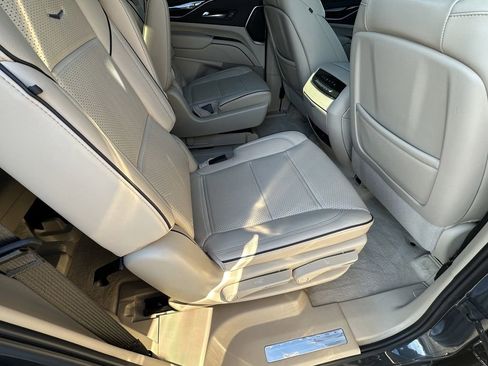 Used 2022 Cadillac Escalade Premium Luxury image 19