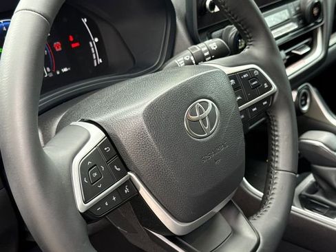 Used 2025 Toyota Grand Highlander AWD image 29
