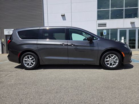 Used 2022 Chrysler Voyager LX FWD image 3