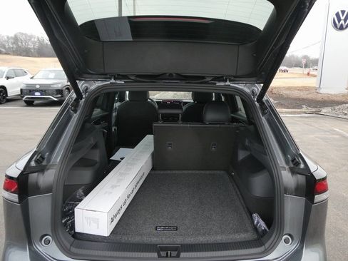 New 2026 Volkswagen Tiguan SE R-Line AWD/4WD image 18