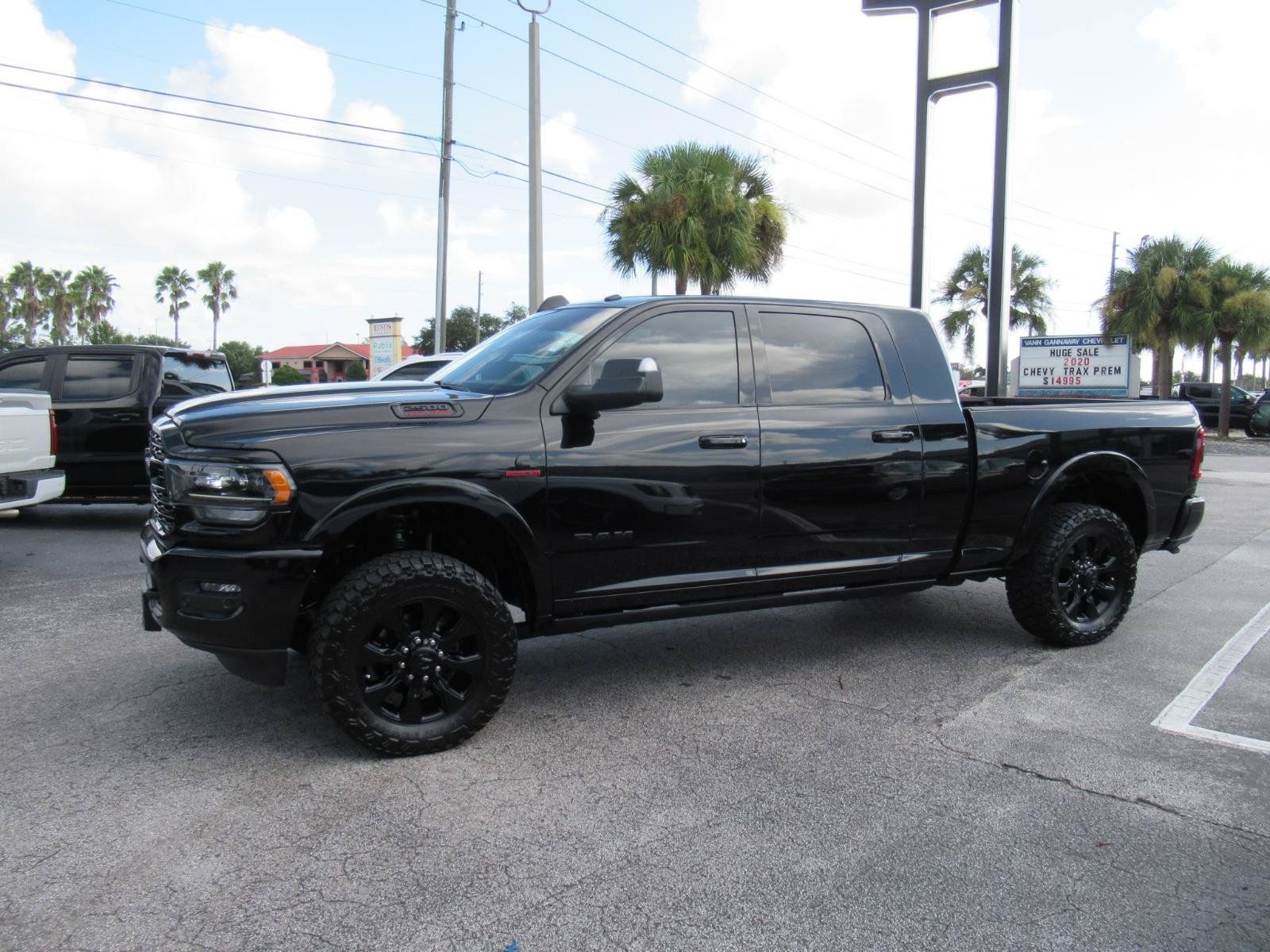 Used 2022 RAM 2500 Limited AWD/4WD image 2