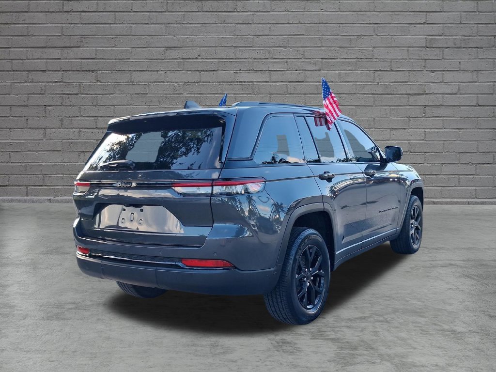Used 2024 Jeep Grand Cherokee Altitude RWD image 10