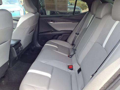 Used 2025 Toyota Camry SE w/ Convenience Package FWD image 8