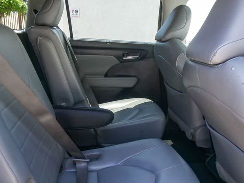 Used 2022 Toyota Highlander XLE FWD image 13