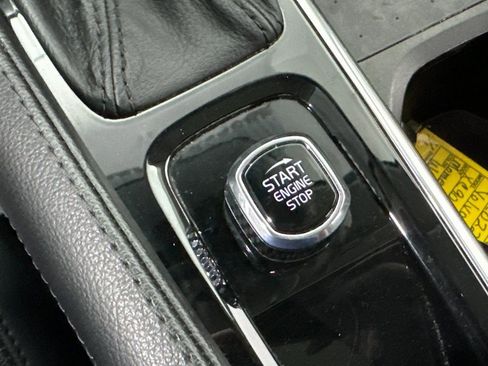 Used 2022 Volvo XC90 T5 Momentum image 40