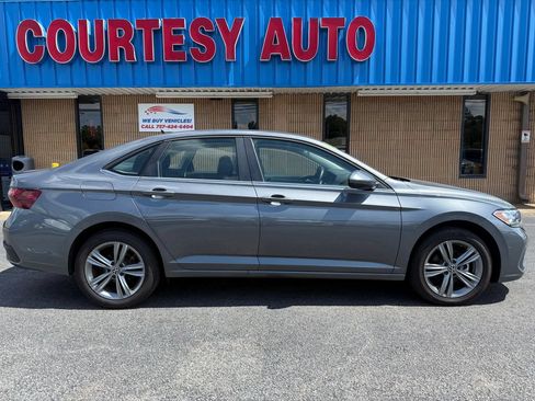 Used 2024 Volkswagen Jetta SE FWD image 8