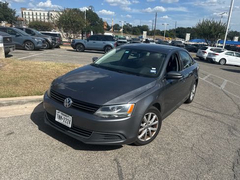 Used 2013 Volkswagen Jetta SE FWD image 3