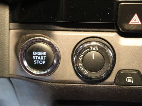 Used 2017 Toyota Tacoma TRD Sport AWD/4WD image 21
