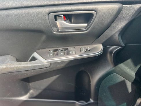 Used 2015 Toyota Camry SE FWD image 18