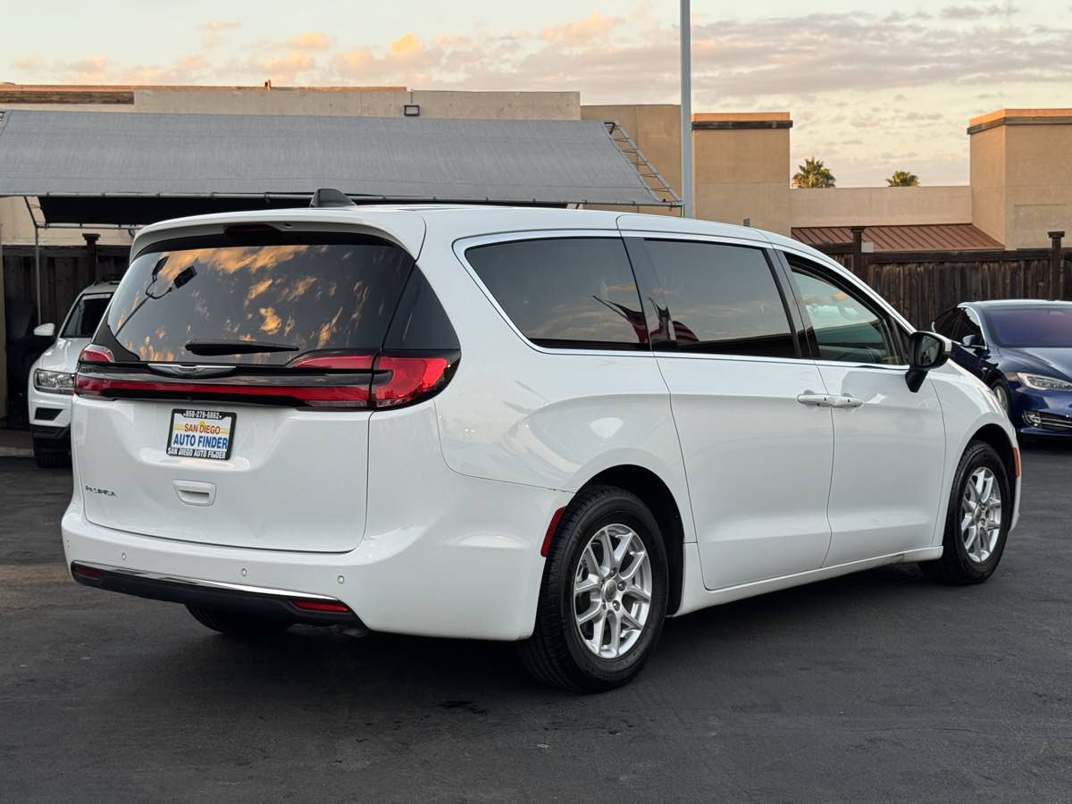 Used 2023 Chrysler Pacifica Touring-L FWD image 13