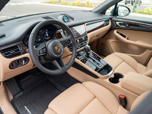 New 2026 Porsche Macan image 4