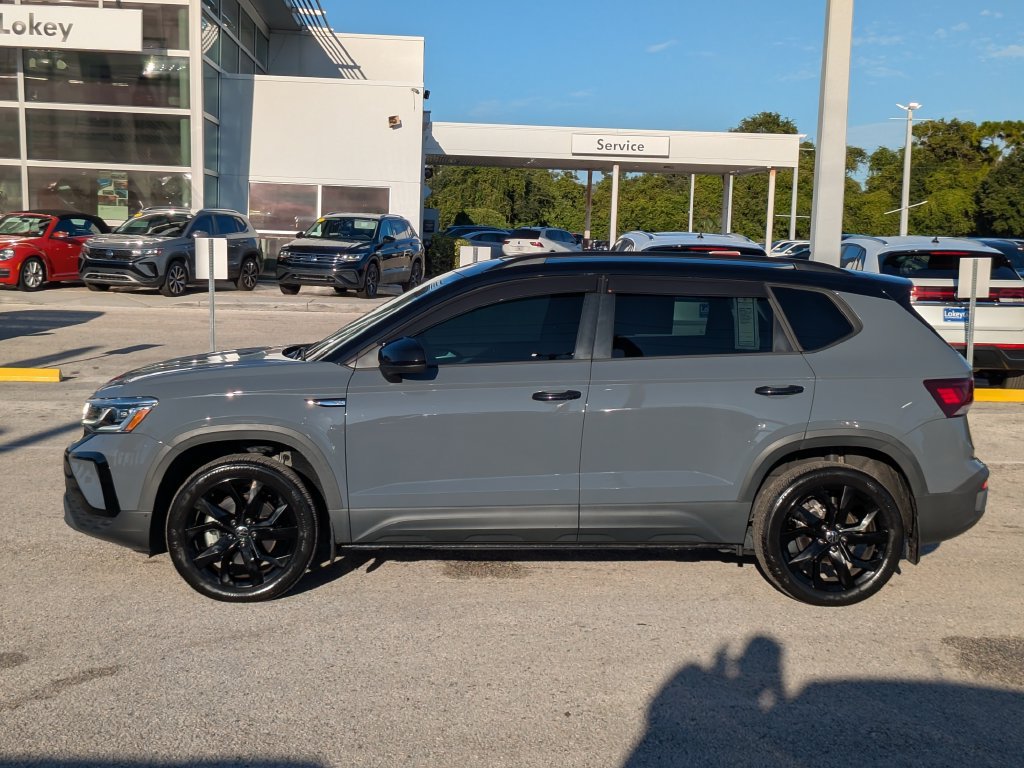 Certified 2024 Volkswagen Taos SE w/ Taos Adventure Package (SXB) FWD image 3