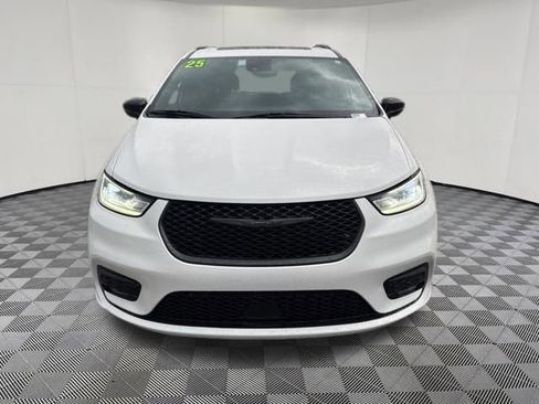 Used 2025 Chrysler Pacifica Limited image 19