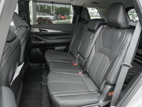 Certified 2026 INFINITI QX60 Luxe w/ Cargo Package FWD image 33