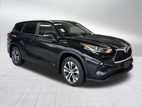 Used 2023 Toyota Highlander XLE image 4