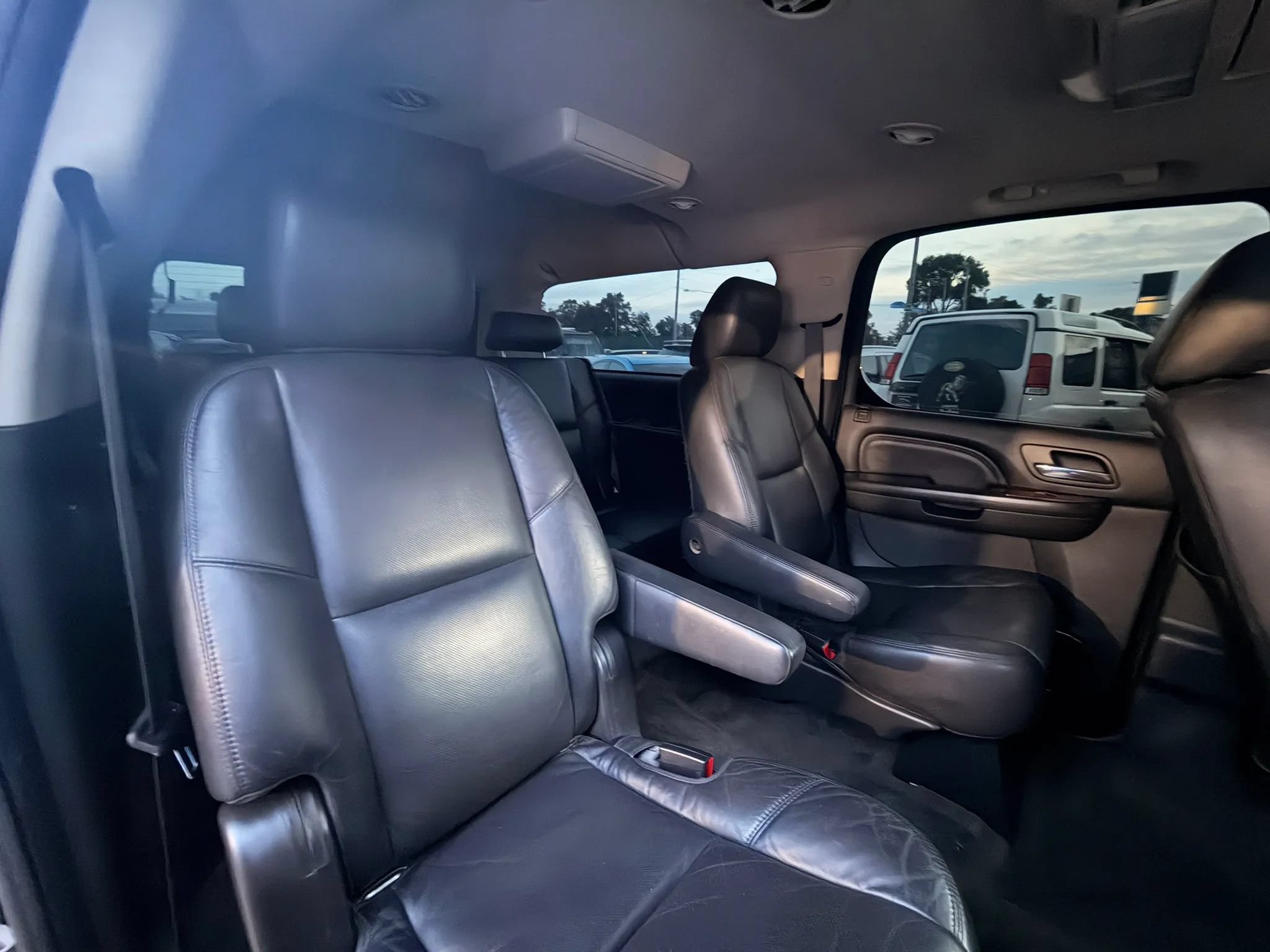 Used 2011 Cadillac Escalade ESV Luxury AWD/4WD image 26