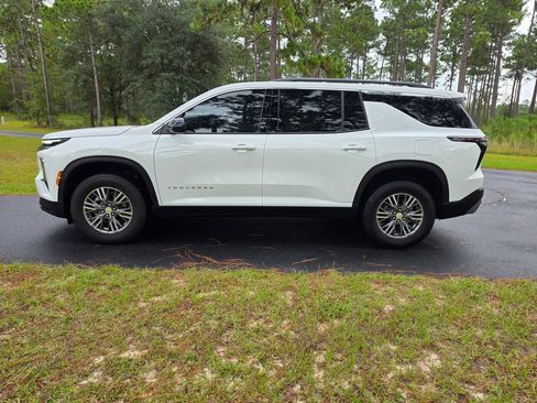 Used 2025 Chevrolet Traverse LT FWD image 2