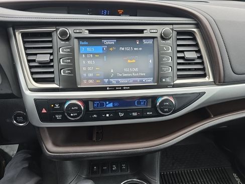 Used 2016 Toyota Highlander XLE image 17