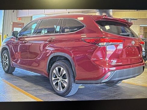Used 2022 Toyota Highlander XLE image 2