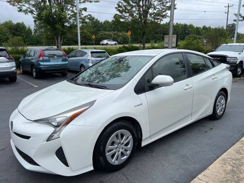 Used 2017 Toyota Prius Two w/ Carpet Mat Package FWD image 3