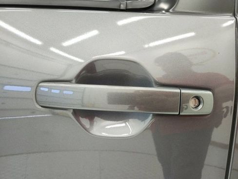 Used 2024 Nissan Frontier SV image 16