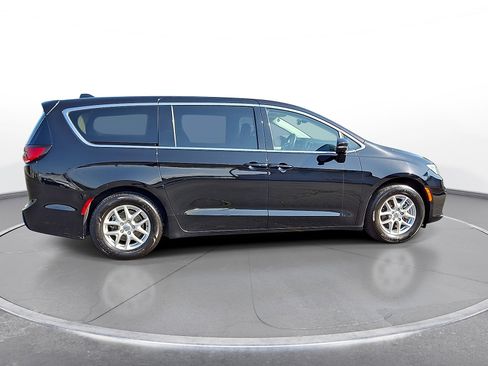Used 2024 Chrysler Pacifica Touring-L FWD image 8