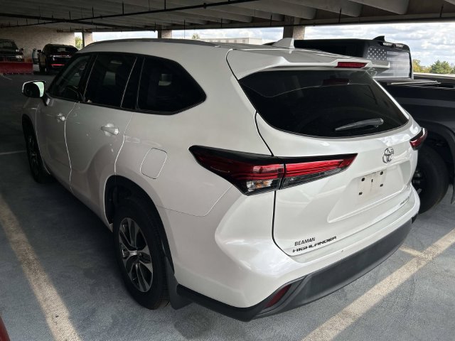 Used 2022 Toyota Highlander XLE AWD/4WD image 2