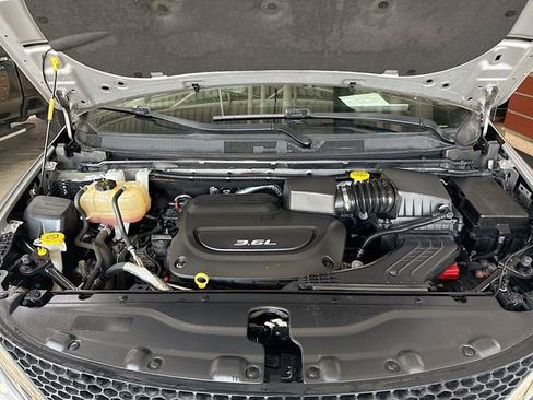 Used 2019 Chrysler Pacifica Touring-L FWD image 27