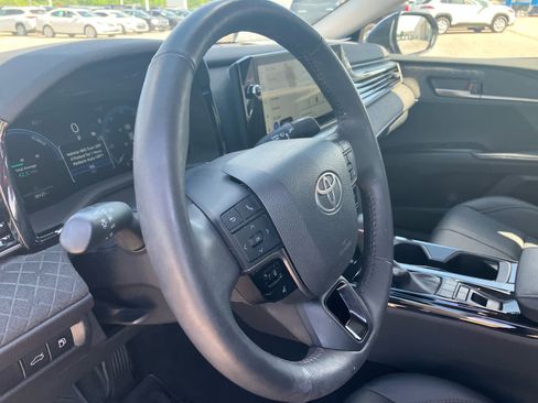 Used 2025 Toyota Camry XLE FWD image 10