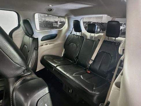 Used 2018 Chrysler Pacifica Touring-L FWD image 28