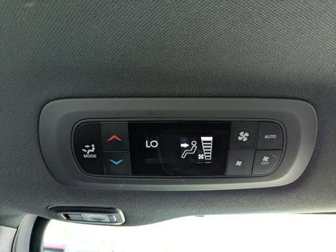 Used 2025 Chrysler Pacifica Limited FWD image 29