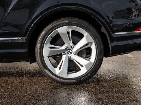 Used 2025 Bentley Bentayga V8 image 41