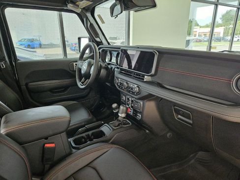 Used 2025 Jeep Gladiator Rubicon w/ Convenience Group AWD/4WD image 12