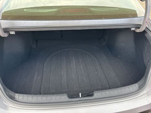 Used 2025 Hyundai Elantra Limited image 32