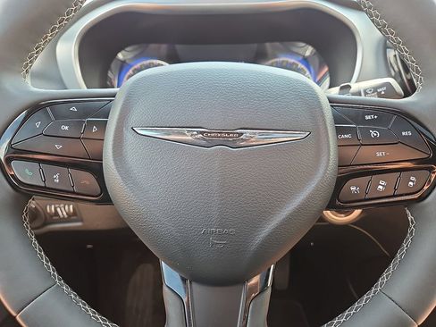 Used 2025 Chrysler Pacifica Limited FWD image 30