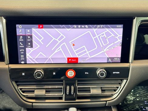 Certified 2025 Porsche Macan AWD/4WD image 16