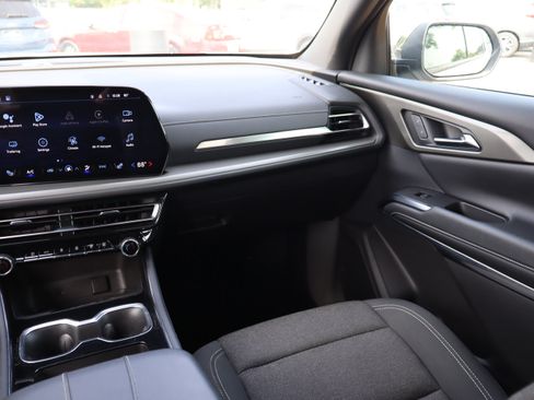Used 2025 Chevrolet Traverse LT FWD image 13