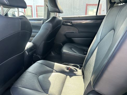 Used 2023 Toyota Highlander Limited AWD/4WD image 10