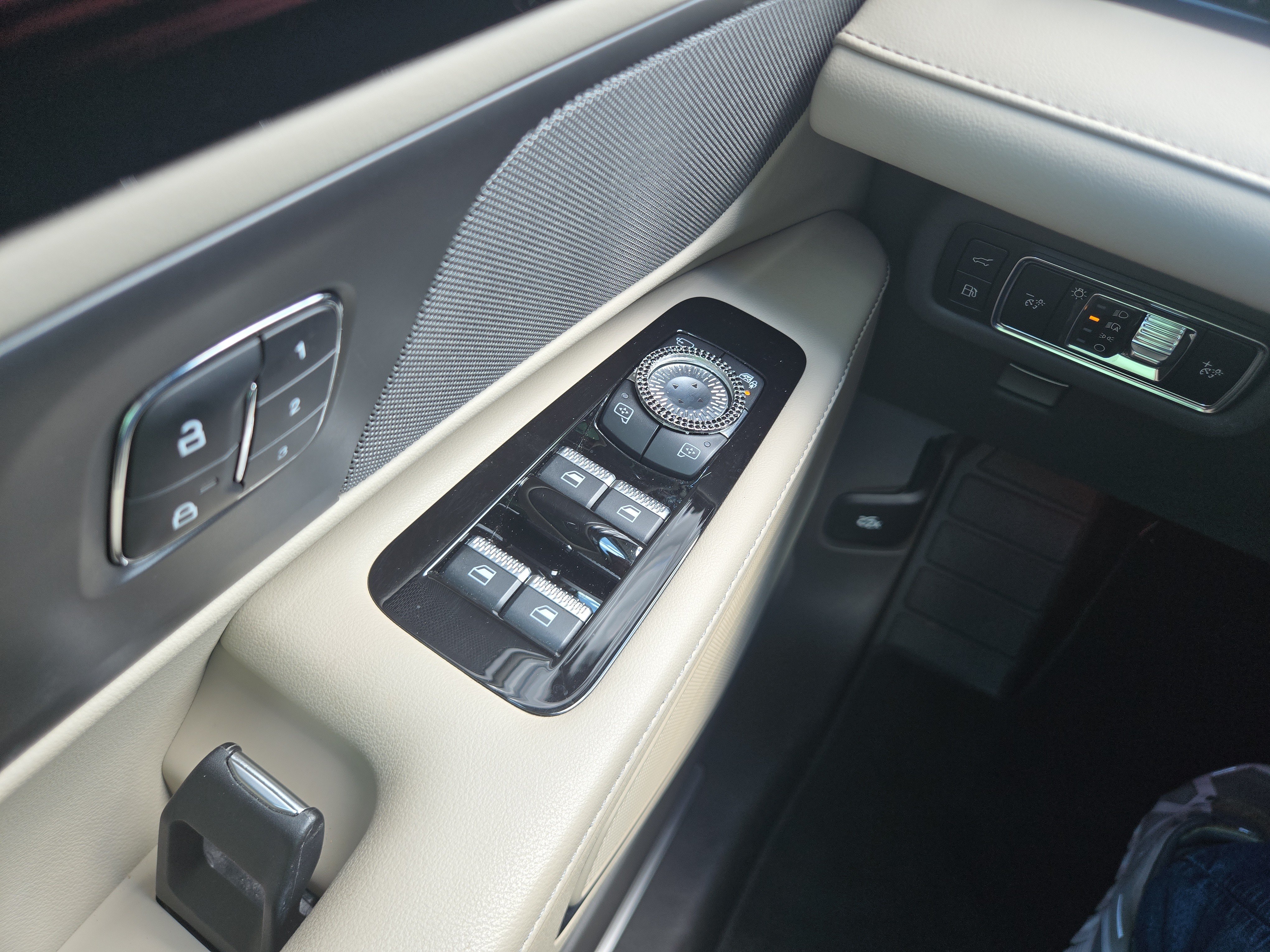 Used 2024 Lincoln Nautilus Premier AWD/4WD image 10