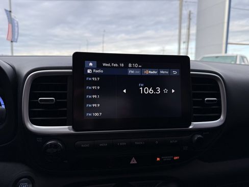 Used 2024 Hyundai Venue SEL image 16