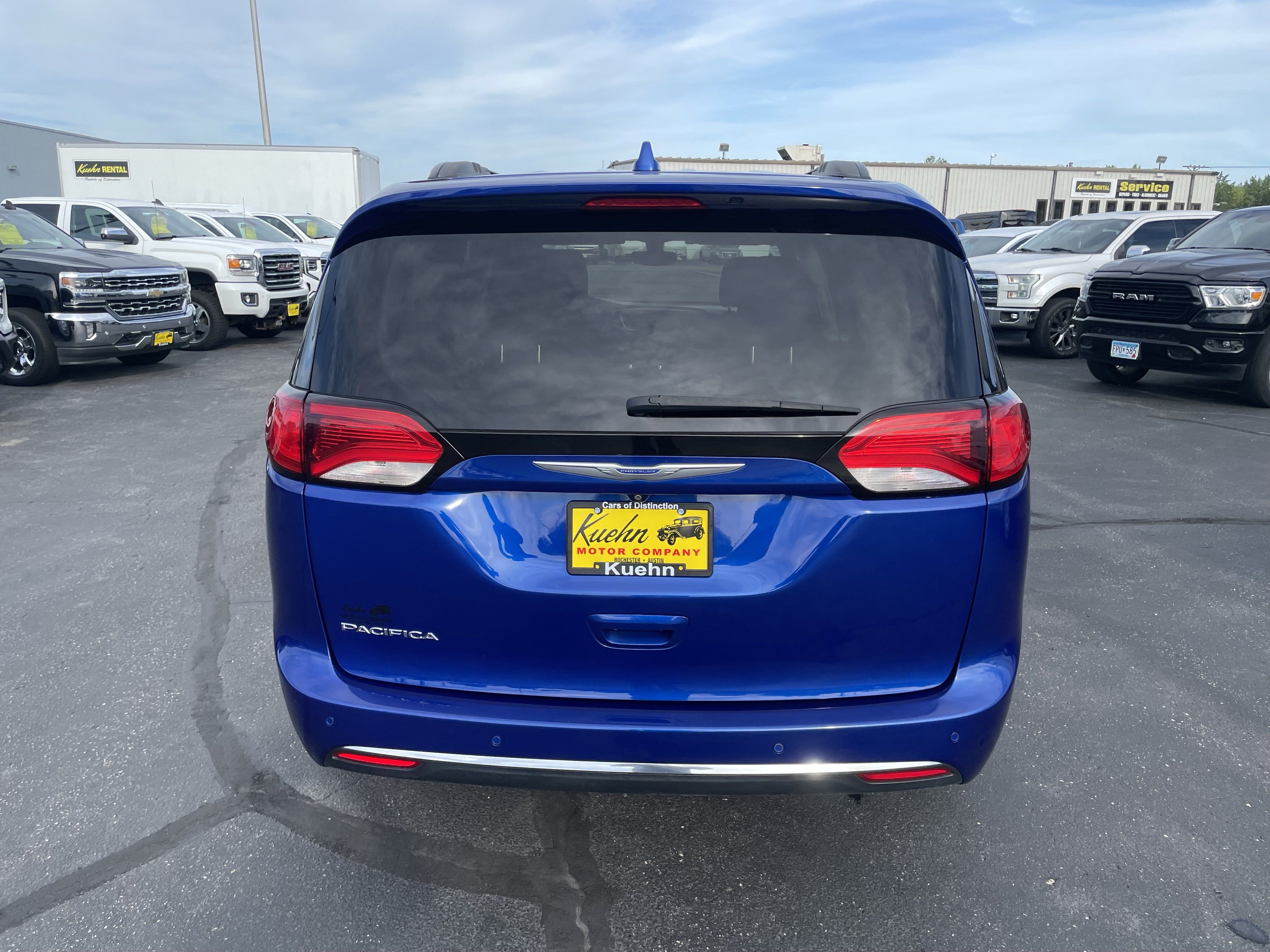 Used 2018 Chrysler Pacifica Touring Plus w/ Tire & Wheel Group FWD image 8
