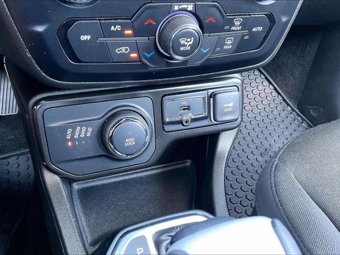 Used 2023 Jeep Renegade Altitude w/ Convenience Group I AWD/4WD image 24