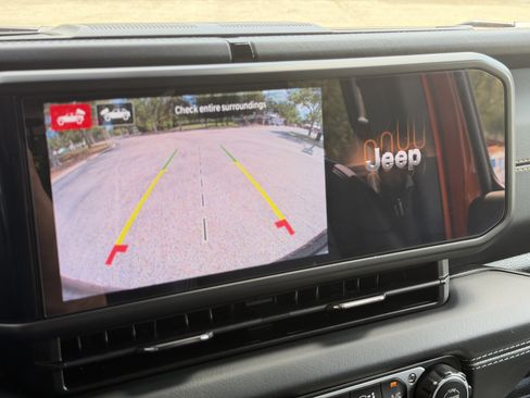 Used 2025 Jeep Wrangler Unlimited Sahara AWD/4WD image 17
