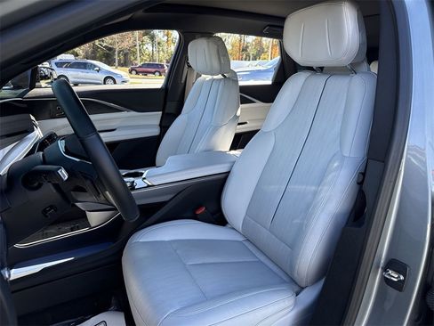 Used 2024 Cadillac Lyriq Luxury image 11