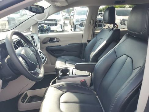 Used 2024 Chrysler Pacifica Limited FWD image 17