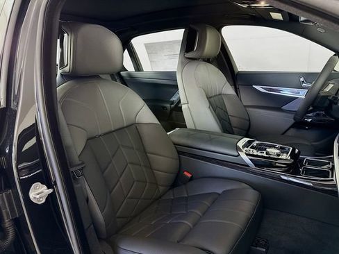 Used 2026 BMW i7 xDrive60 image 32