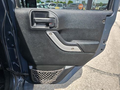 Used 2016 Jeep Wrangler Unlimited Rubicon w/ Connectivity Group image 26