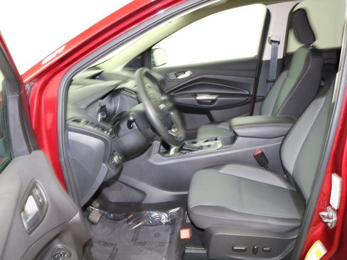 Used 2018 Ford Escape SE w/ Ford Safe & Smart Package image 2