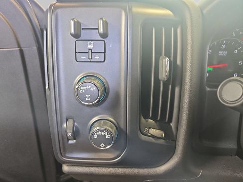 Used 2018 Chevrolet Silverado 1500 Custom w/ Custom Value Package AWD/4WD image 28