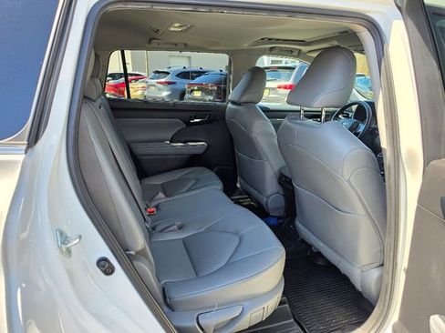 Used 2023 Toyota Highlander XLE AWD/4WD image 14